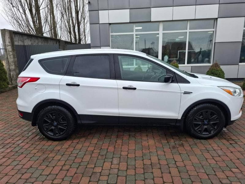 Ford Escape після пригону зі США — вид збоку